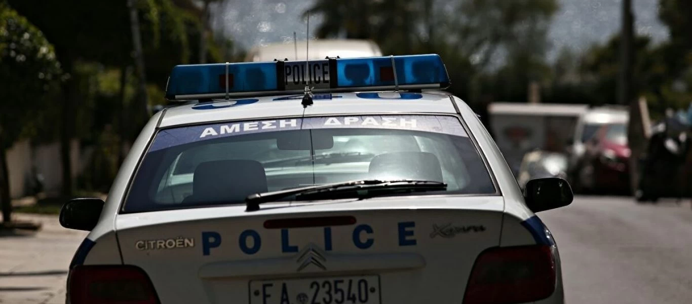 Τήνος: Για να γλιτώσει τη σύλληψη «βούτηξε» με το αυτοκίνητο στη θάλασσα (φώτο)